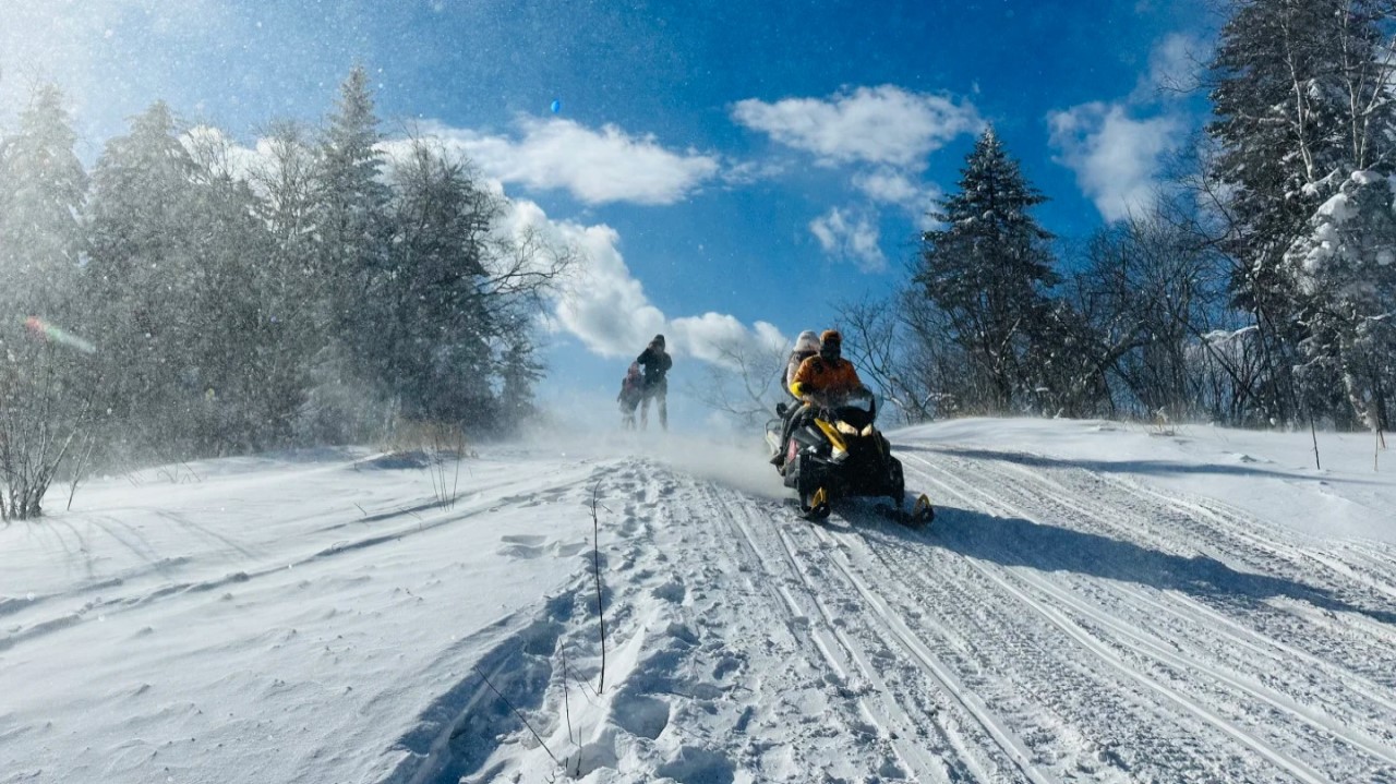 雪岭雪地摩托